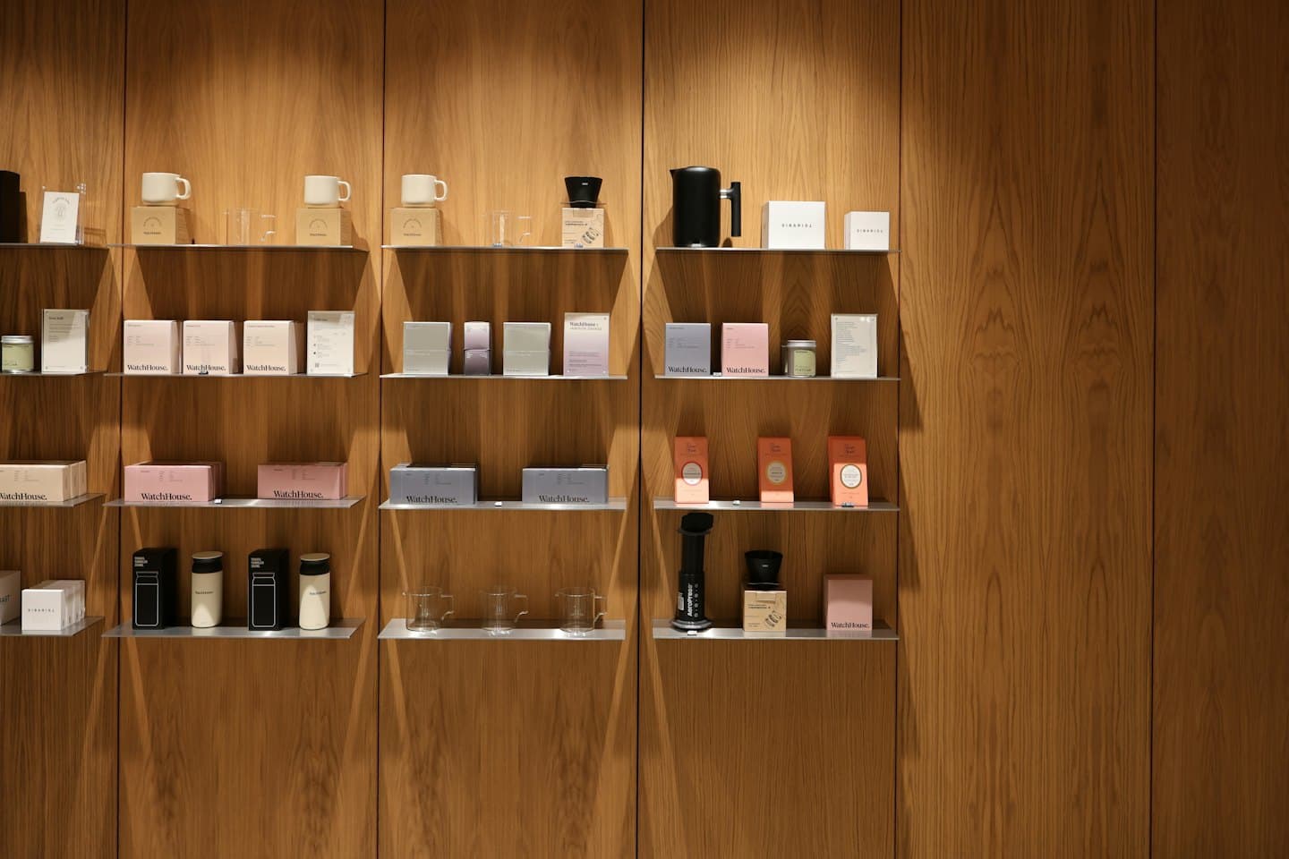 Moderne winkelpresentatie van koffieproducten op houten schappen.